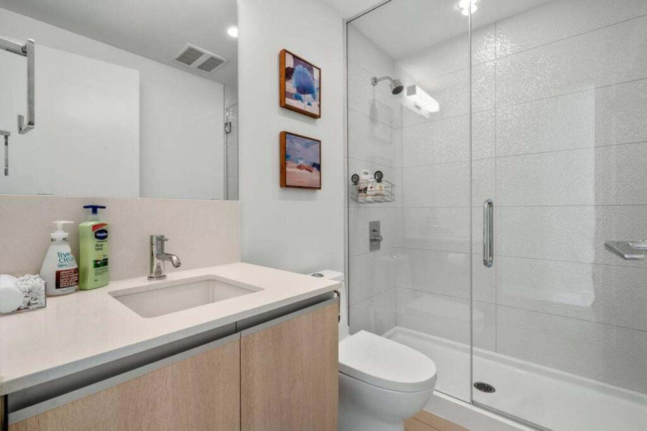 Luxury Apartment On The 9Th Floor Near Stampede, Complimentary Wine, 2 Car Ug Parking Calgary Zewnętrze zdjęcie