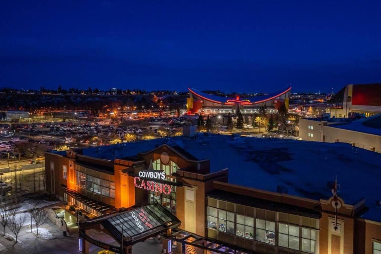Luxury Apartment On The 9Th Floor Near Stampede, Complimentary Wine, 2 Car Ug Parking Calgary Zewnętrze zdjęcie