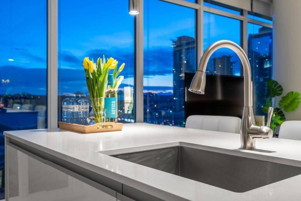 Luxury Apartment On The 9Th Floor Near Stampede, Complimentary Wine, 2 Car Ug Parking Calgary Zewnętrze zdjęcie