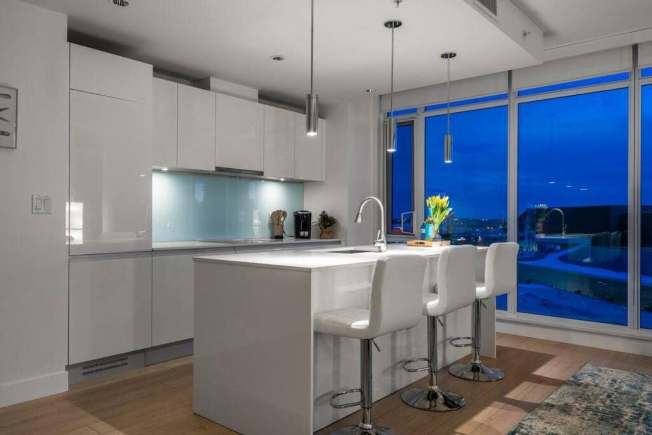 Luxury Apartment On The 9Th Floor Near Stampede, Complimentary Wine, 2 Car Ug Parking Calgary Zewnętrze zdjęcie