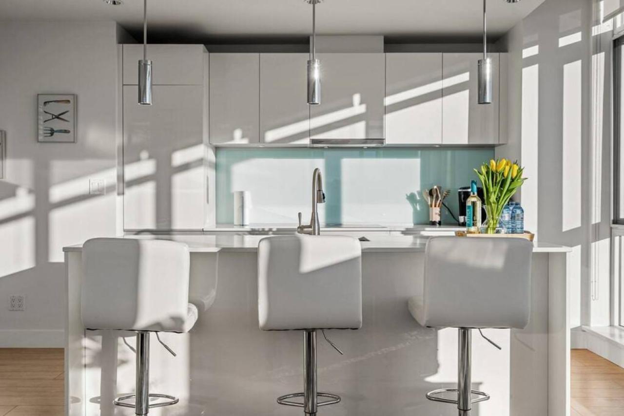 Luxury Apartment On The 9Th Floor Near Stampede, Complimentary Wine, 2 Car Ug Parking Calgary Zewnętrze zdjęcie