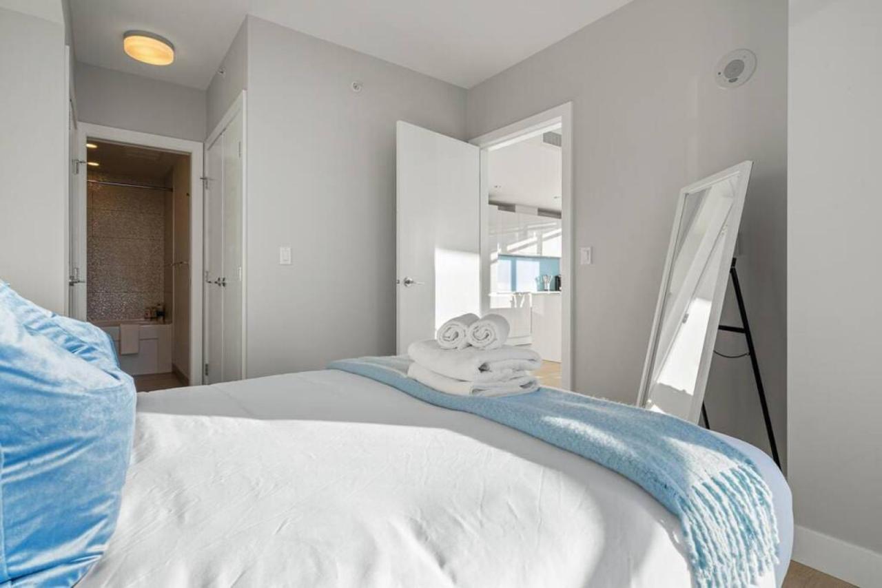 Luxury Apartment On The 9Th Floor Near Stampede, Complimentary Wine, 2 Car Ug Parking Calgary Zewnętrze zdjęcie