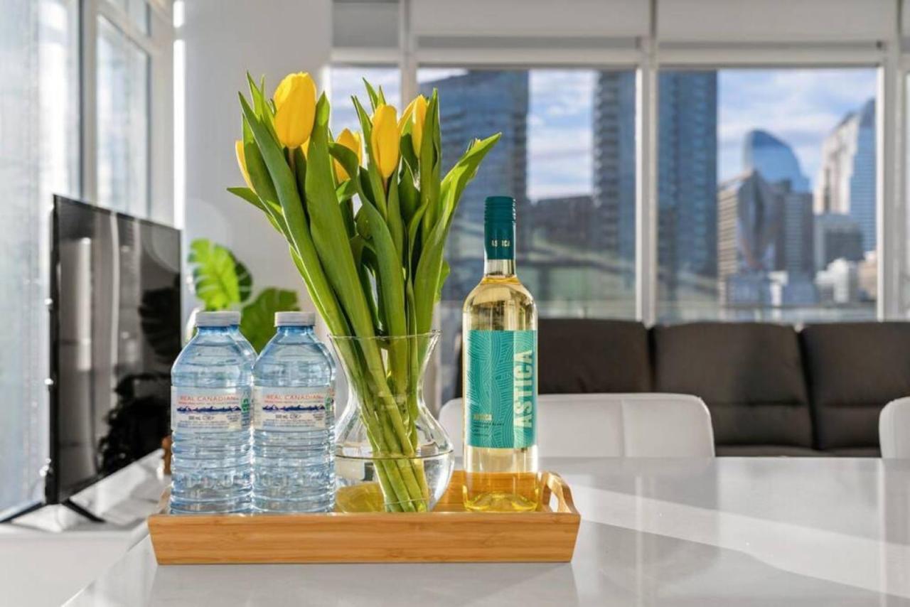 Luxury Apartment On The 9Th Floor Near Stampede, Complimentary Wine, 2 Car Ug Parking Calgary Zewnętrze zdjęcie