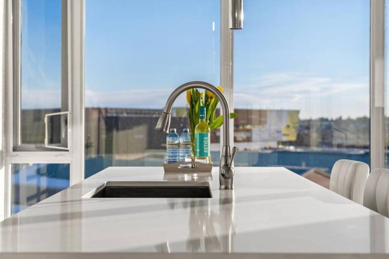 Luxury Apartment On The 9Th Floor Near Stampede, Complimentary Wine, 2 Car Ug Parking Calgary Zewnętrze zdjęcie